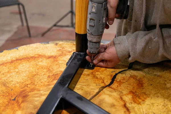 Primer Plano Del Carpintero Atornillando Pata Mesa Con Destornillador — Foto de Stock