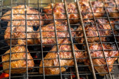 Izgara ızgara ızgarasını, ızgarada et ve yanan kömürle birlikte Brezilya usulü ızgara et ile kapatın. Açık hava barbekü partisi.