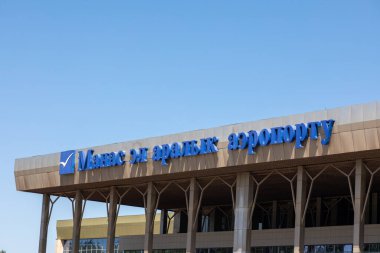 Bishkek, Kırgızistan - 13 Mayıs 2022: Manas Uluslararası Havalimanı afişi