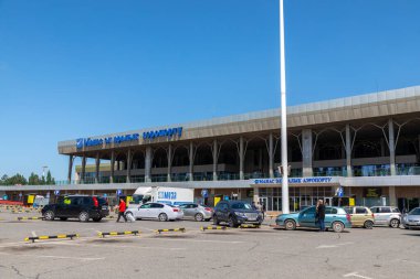Bishkek, Kırgızistan - 13 Mayıs 2022: Manas Uluslararası Havaalanı Girişi