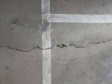 Zeminde çatlak, yolda çatlak