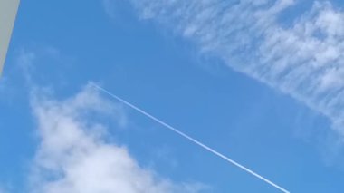 Sabah yumuşak bulutlu mavi gökyüzü, yeni bir arkaplan