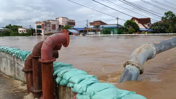 Draining Pipe Because Water Flood Yom River Sukhothai Thailand — Αρχείο Βίντεο