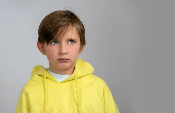 Portrait Garçon Triste Dans Sweat Capuche Jaune — Photo