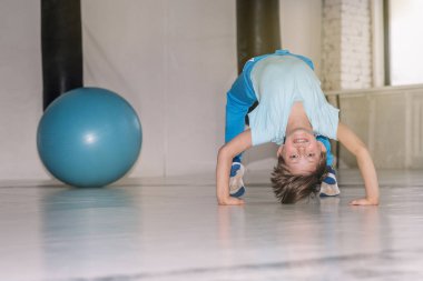 Çocuk spor salonunda briç oynuyor.
