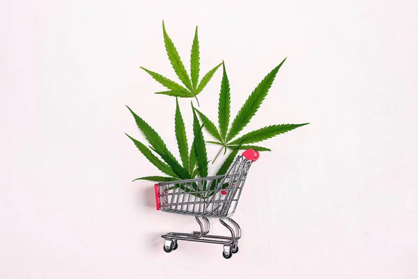 Carrello Foglie Marijuana Sfondo Bianco Concetto Legale Cannabis — Foto Stock