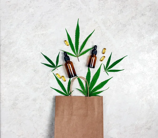 Shopping Bag Carta Marrone Con Foglie Marijuana Verde Olio Estratto — Foto Stock