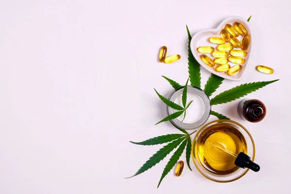 Crema Idratante Con Foglie Marijuana Olio Cbd Con Contagocce Capsule — Foto Stock