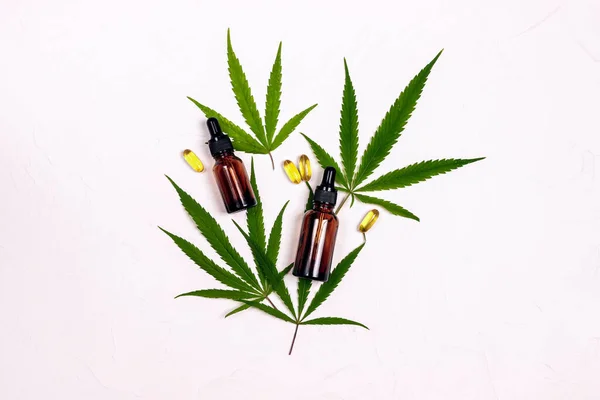 Bottiglie Con Olio Cbd Capsule Foglie Marijuana Fondo Bianco Vista — Foto Stock