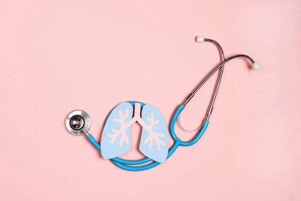 肺疾患の予防 肺のシンボルとピンクの背景に聴診器 医療の概念 — ストック写真