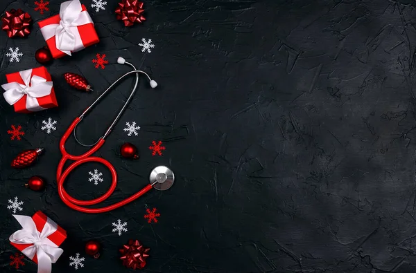 黒の背景にお祝いの装飾や医療聴診器とクリスマスバナー 医療業界でクリスマスを祝う テキストのコピースペース — ストック写真