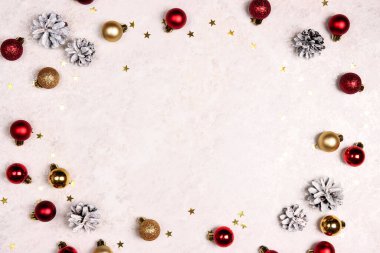 Çam kozalaklarını, topları ve yıldızları açık mermer bir zemine boyamış. Kopya alanı ile üst görünüm kış dekorasyonu.