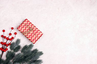 Noel hediyesi, ladin dalları ve hafif mermer arka planda böğürtlenler. Noel, kış, yeni yıl konsepti.