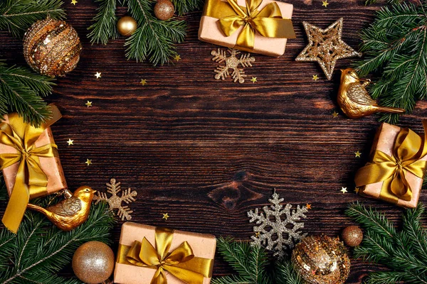 Χριστουγεννιάτικο Πλαίσιο Από Κλαδιά Ελάτης Χρυσά Διακοσμητικά Και Δώρα Ξύλινο — Φωτογραφία Αρχείου