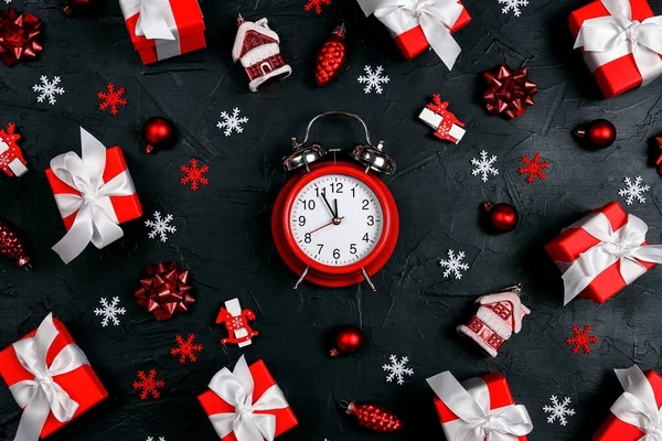 Wekker Met Kerstversiering Geschenken Zwarte Achtergrond Nieuwjaarstimer Tijd Vieren — Stockfoto