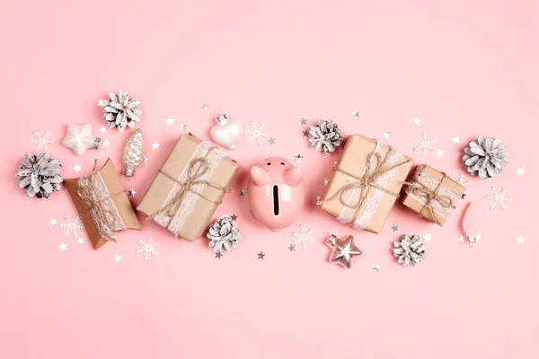 Hucha Rosa Con Regalos Navidad Decoraciones Sobre Fondo Rosa Ahorro —  Fotos de Stock