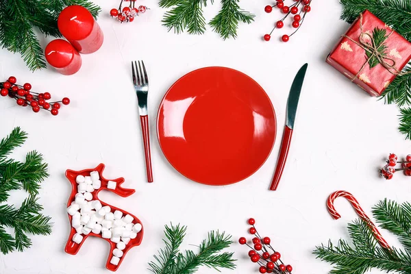 Ajuste Mesa Festivo Navidad Con Plato Rojo Cubiertos Regalo Decoraciones —  Fotos de Stock