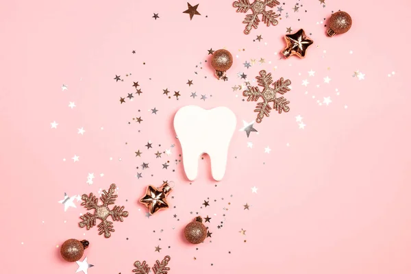 Diente Blanco Con Decoraciones Doradas Sobre Fondo Rosa Dentista Feliz — Foto de Stock