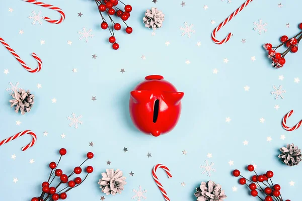 Sparschwein Mit Weihnachtsdekoration Auf Blauem Hintergrund Sparen Für Die Weihnachtsfeiertage Stockfoto