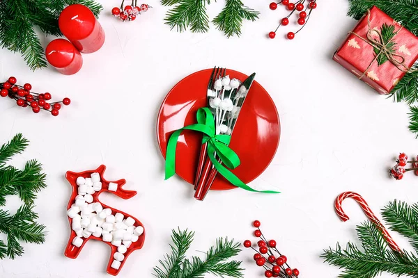 Ajuste Mesa Festivo Navidad Con Plato Rojo Cubiertos Regalo Decoraciones —  Fotos de Stock