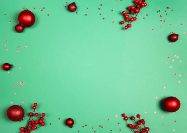 Kırmızı süslemeler ve yeşil arka planda böğürtlenler. Noel, kış, fotokopi alanı ile yeni yıl kavramı.
