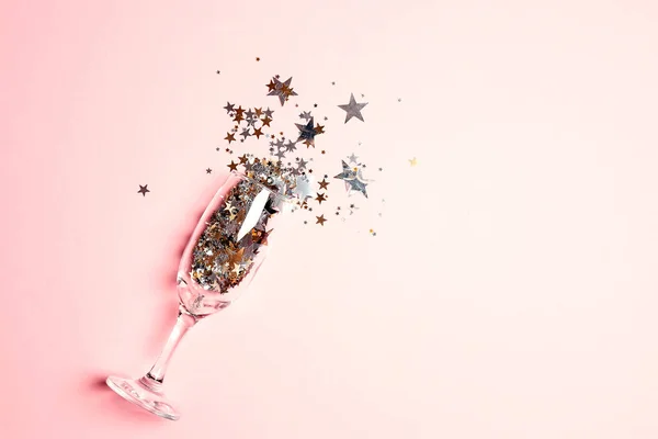 香槟酒杯 金色星光点缀在粉红的背景上 带有复制空间的顶部视图 聚会和庆祝的概念 图库图片