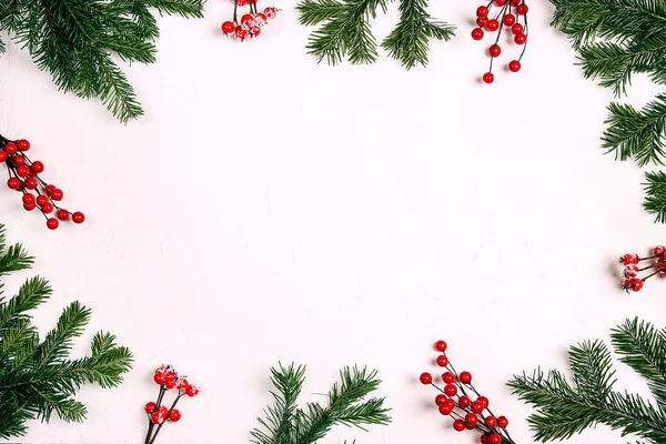 圣诞框架由冷杉枝条和红色浆果制成 背景为白色 复制空间 顶部视图 图库照片