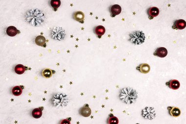 Çam kozalaklarını, topları ve yıldızları açık mermer bir zemine boyamış. Kopya alanı ile üst görünüm kış dekorasyonu.