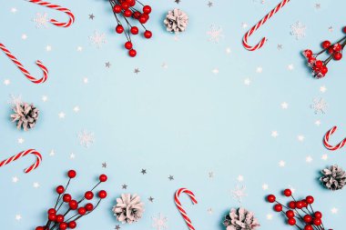 Tatlı, süs ve böğürtlenli şenlikli mavi arka plan. Noel, kış, kopyalanmış yeni yıl aralığı. 