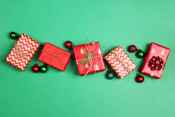 Vánoční Hranice Červenými Dárkovými Krabicemi Zeleném Pozadí Horní Pohled Prostorem — Stock fotografie