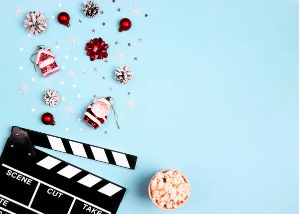 Filmklappbrett Mit Weihnachtsdekoration Und Popcorn Auf Blauem Hintergrund Mit Kopierraum Stockbild