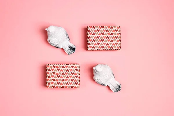 Composizione Valentino Con Uccelli Regali Sfondo Rosa Composizione Dall Alto — Foto Stock
