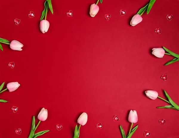Floraler Rahmen Hintergrund Mit Tulpen Blumen Und Herzen Auf Rotem Stockbild