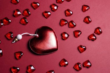 Kırmızı arka planda dekoratif kalpler. Sevgililer Günü arkaplanı.