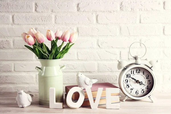 Rózsaszín Tulipán Csokor Könyvekkel Ébresztőórával Madarakkal Fehér Téglafalon Romantikus Tavaszi — Stock Fotó