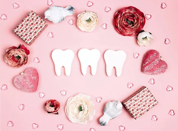 Białe Zęby Otoczone Prezentami Sercami Ptakami Kwiatami Różowym Tle Walentynki — Zdjęcie stockowe