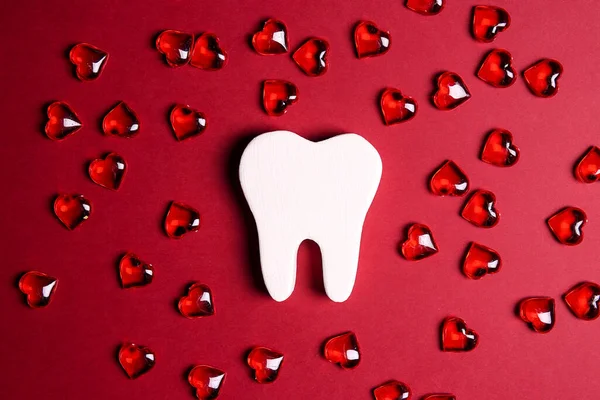 Weiße Zähne Umgeben Von Roten Herzen Auf Rotem Hintergrund Zahnärztliche Stockfoto