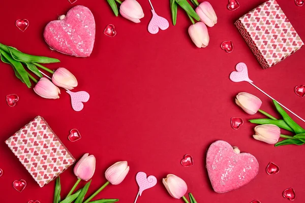 Lale Çiçekli Çiçek Çerçevesi Kırmızı Arka Planda Kalpler Boşluğu Düzlüğü — Stok fotoğraf