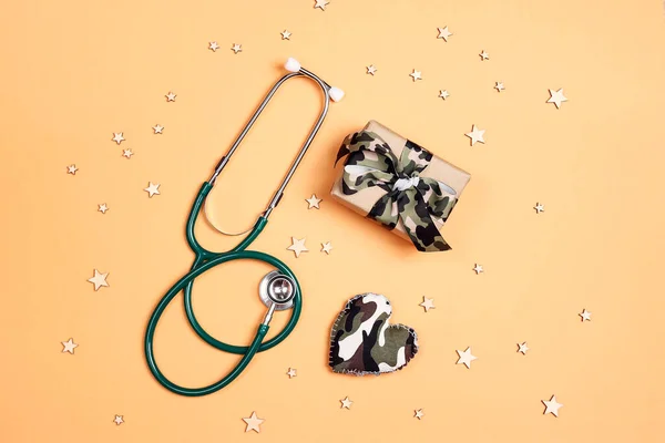 Stetoscopio Verde Con Cuore Mimetico Regalo Sfondo Giallo Medicina Militare — Foto Stock