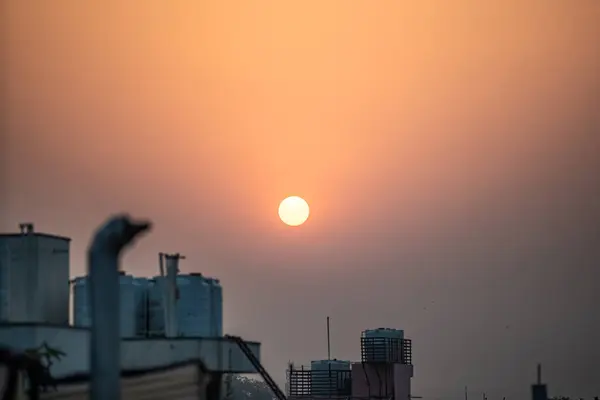 메트로 시티에서 태양이 솟아오르다 — 스톡 사진