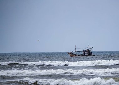 Sıcak bir günde denizde bir balıkçı teknesi