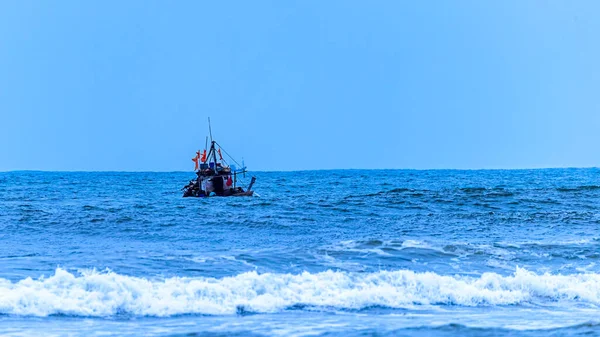 Barcos Pesca Que Navegan Mar Capturan Peces — Foto de Stock