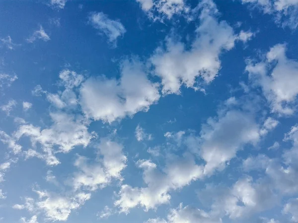 Bewolkt Blauwe Lucht Een Zonnige Dag Zon Zonnestralen Tegen Blauwe — Stockfoto