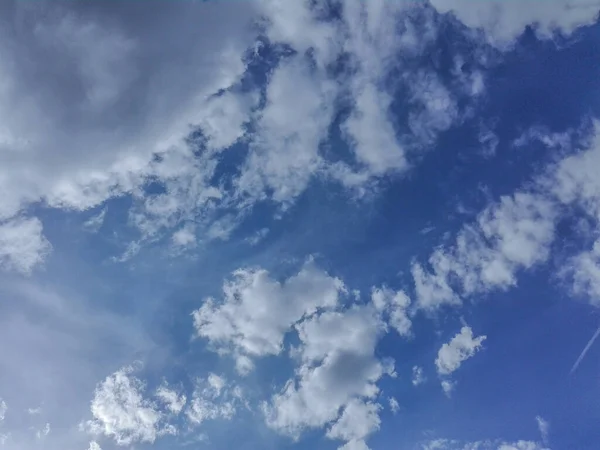 Cielo Azul Nublado Día Soleado Sol Los Rayos Del Sol —  Fotos de Stock