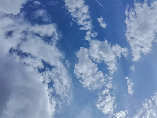 Ciel Bleu Nuageux Par Une Journée Ensoleillée Soleil Les Rayons — Photo