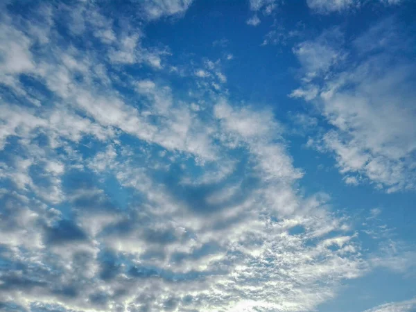 Cielo Azul Nublado Día Soleado Sol Los Rayos Del Sol —  Fotos de Stock