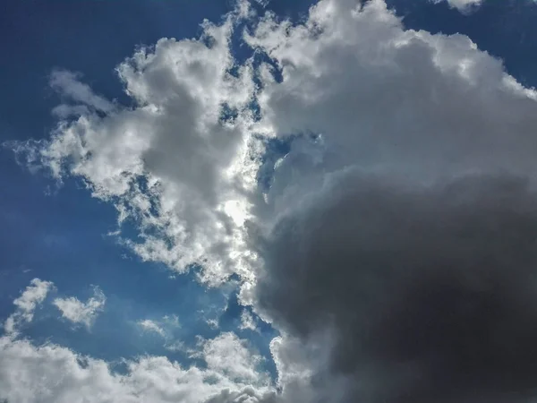 Cielo Azul Nublado Día Soleado Sol Los Rayos Del Sol —  Fotos de Stock