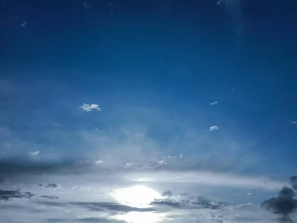 Bewolkt Blauwe Lucht Een Zonnige Dag Zon Zonnestralen Tegen Blauwe — Stockfoto