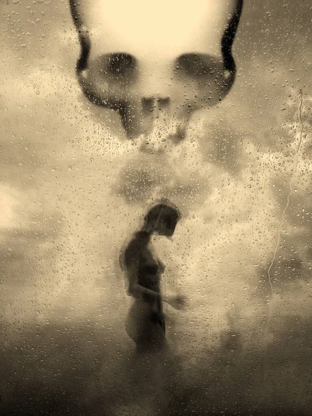 可怕的骷髅和一个被恶魔缠住的女人的轮廓万圣节的背景黑色颅骨背景 恐怖的主题 T恤衫 印刷品设计 — 图库照片