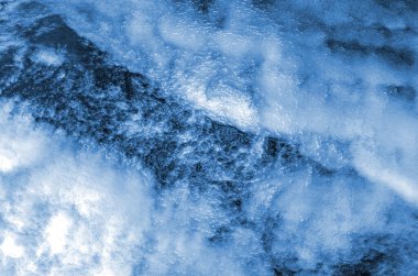 Buz dokusu. Siyah ve mavi buz dokusu. Donmuş suyun buz dokusu. Donmuş suyun mavi buzu.